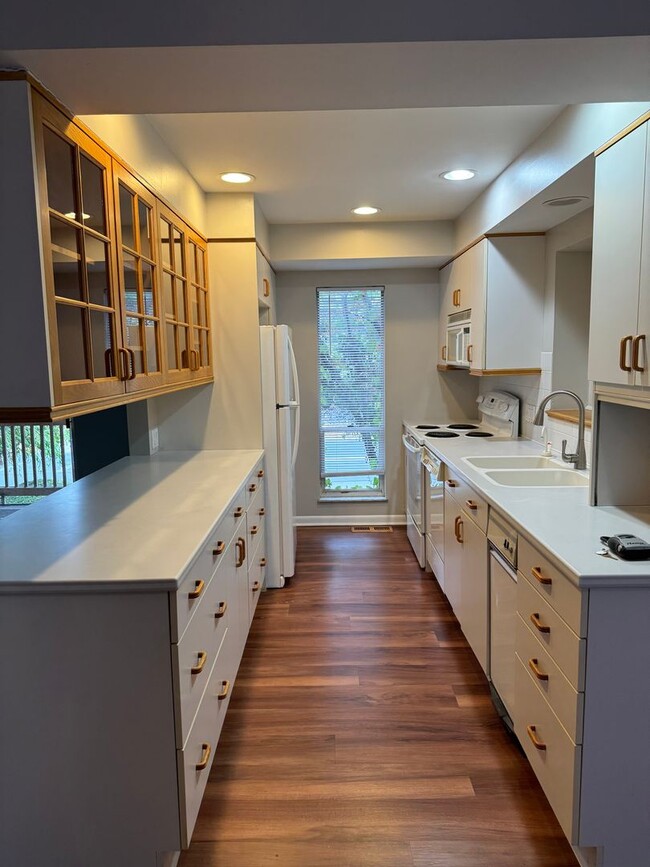 Building Photo - Two Bedroom Apartment for Rent - Marble Cliff/Grandview