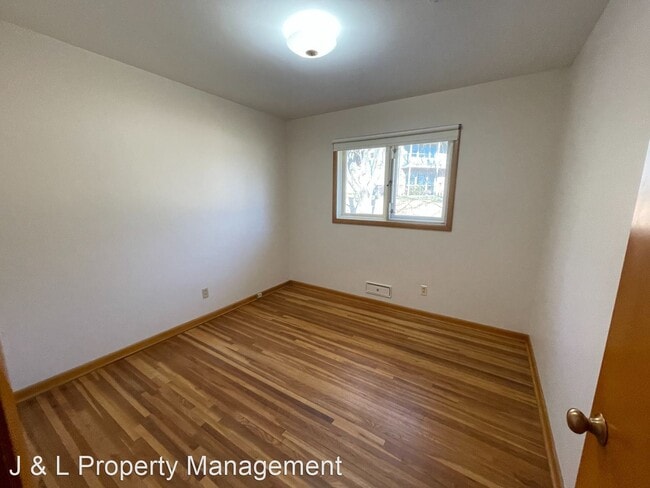 Building Photo - 3 br, 2 bath House - 1638 7 1/2 Avenue NE