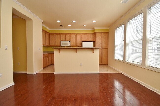 Foto del edificio - $3590 / 4 BR - 2120 S.F. - STUNNING EAST D...