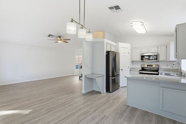 Foto del edificio - Ready to Move in! Three bedrooms