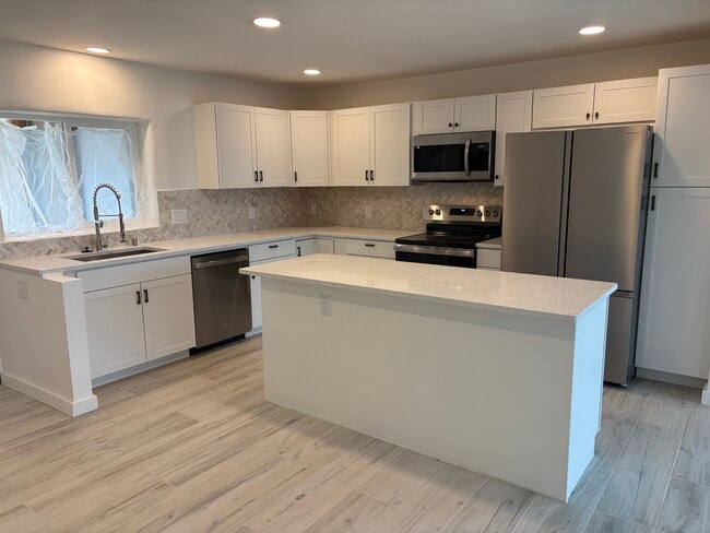 Kitchen with ample cabinets - 1707 Espinacitas St