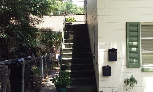 Apartamento en el segundo piso - 607 S Summerlin Ave