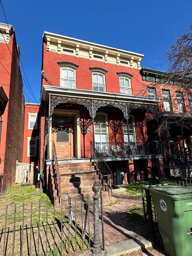 Foto del edificio - Spacious 3 bed 1 bath Near VCU, own laundry, deck, parking, porch