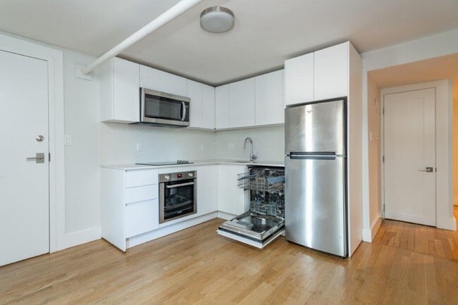 Building Photo - 37 Radnor Rd