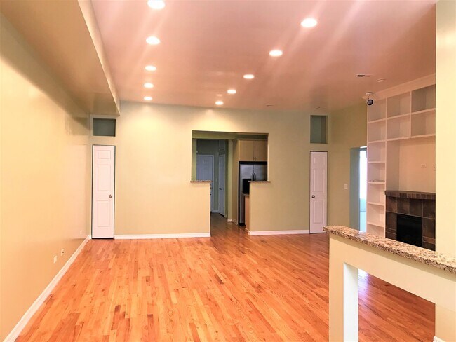 Building Photo - 2912 W Warren Blvd
