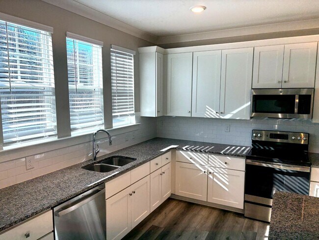 Foto del edificio - Brand New Townhome | 3 BR/3.5BA | 1-Car Garage | Near Downtown Mooresville