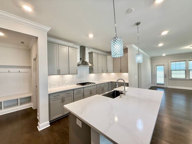 Foto del edificio - Stunning 5BD, 3BA Raleigh Home Within the ...