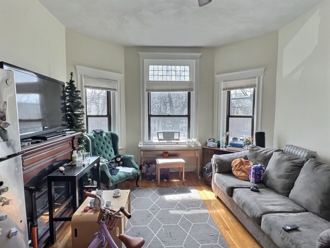 Building Photo - 1482 Beacon St