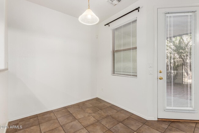 Foto del edificio - 1886 E Don Carlos