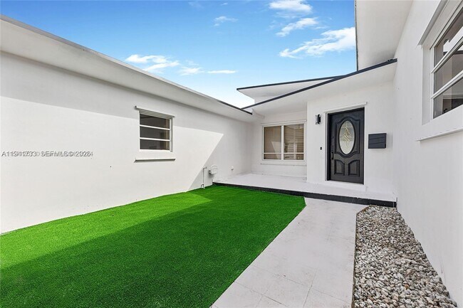 Foto del edificio - 7525 Adventure Ave