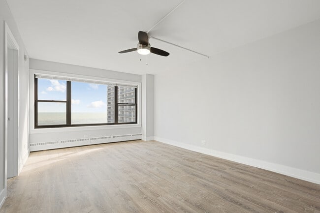 Building Photo - 5858 N Sheridan Rd