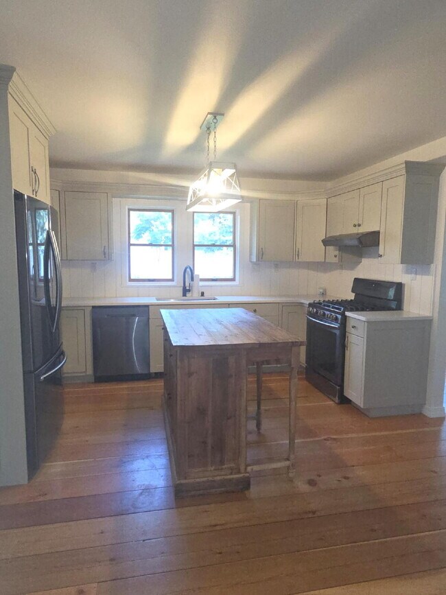 Building Photo - Spacious home in country setting, yet clos...