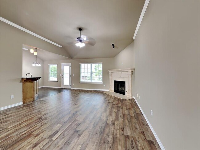 Building Photo - 704 Apple Tree Ln