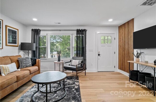 Building Photo - 3709 Sargeant Dr