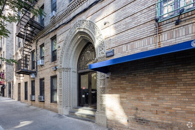 Entrance - 831 W 181st St