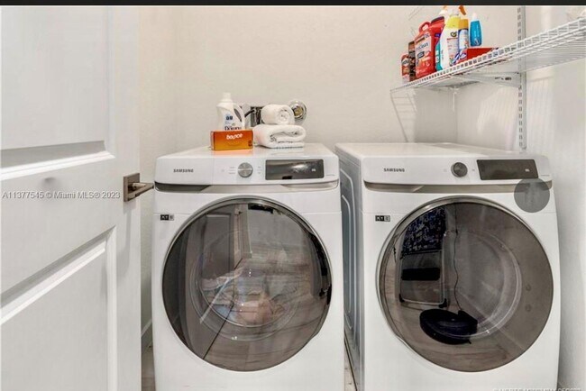 Foto del edificio - 2901 NE Breezeway Cir