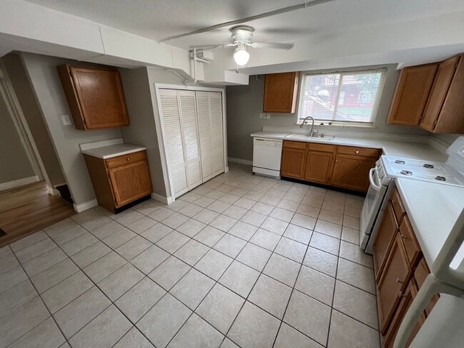 Foto del edificio - Gorgeous 2 Bedroom home close to Sloan's L...