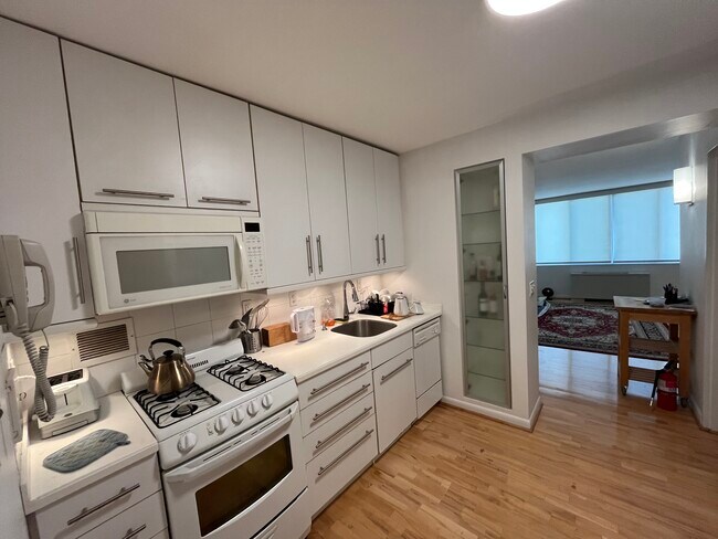 Foto del edificio - 2939 Van Ness Street, NW