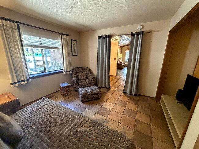 Foto del edificio - Bedroom Home in Incline with Garage - Dog Friendly