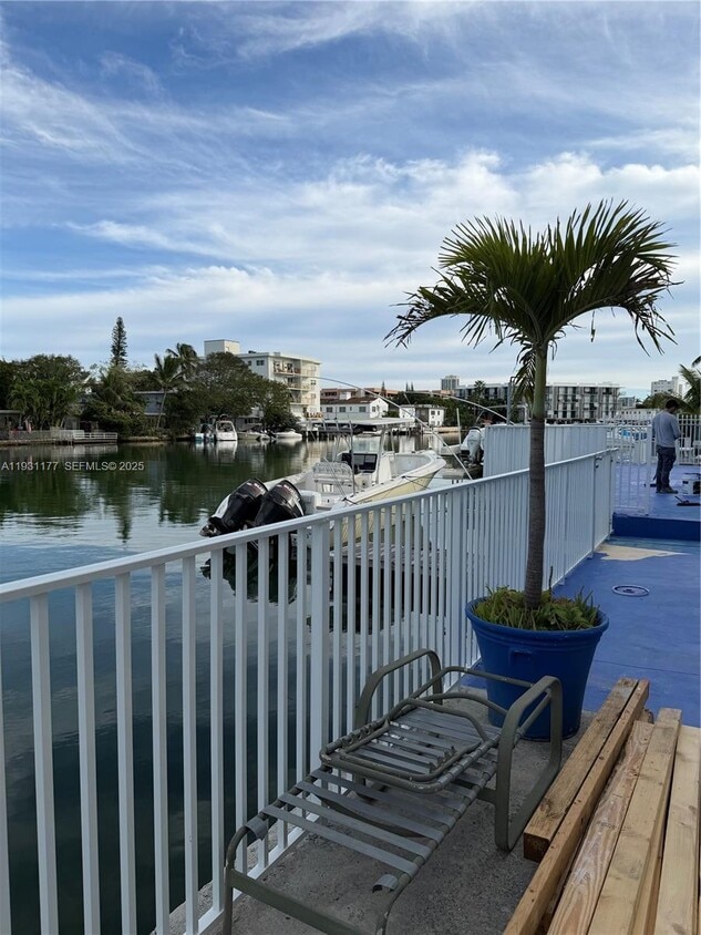 Building Photo - 8305 Crespi Blvd