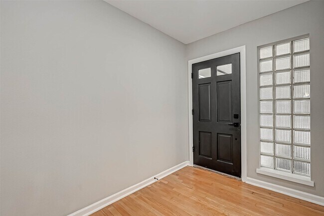 Building Photo - 4012 Chatham Ln