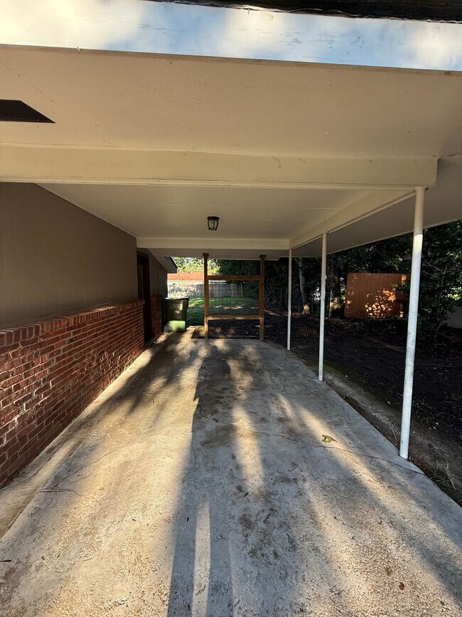 Building Photo - ** 3 Bed 1.5 Bath located off Zelda Road**...