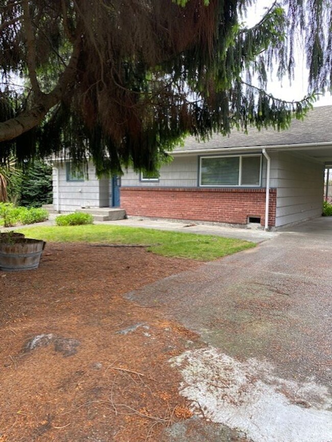 Building Photo - Cute home on a quiet street. Pets are welc...