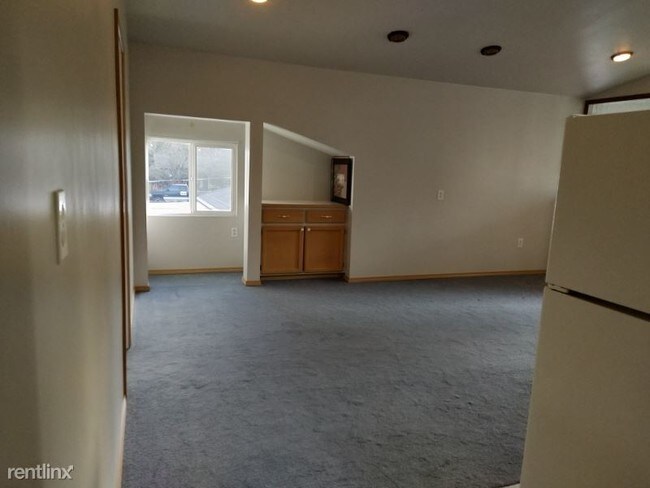Building Photo - 1 br, 1 bath Apartment - 914 NE Serpentine Pl