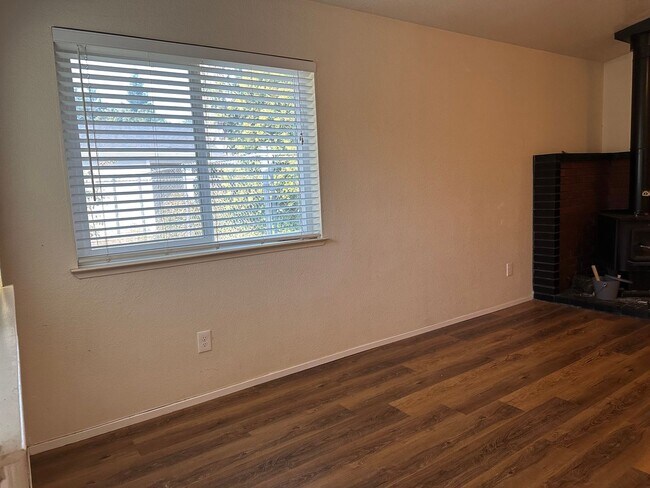 Foto del edificio - Charming Redding Home with Fireplace & Vaulted Ceilings