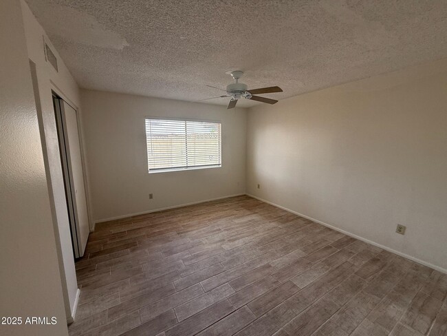 Foto del edificio - 3124 W Mohawk Ln