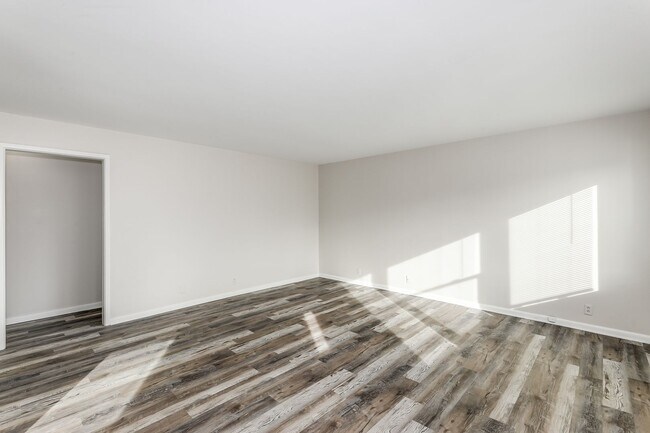 Building Photo - Large 3 Bedroom Updated Home