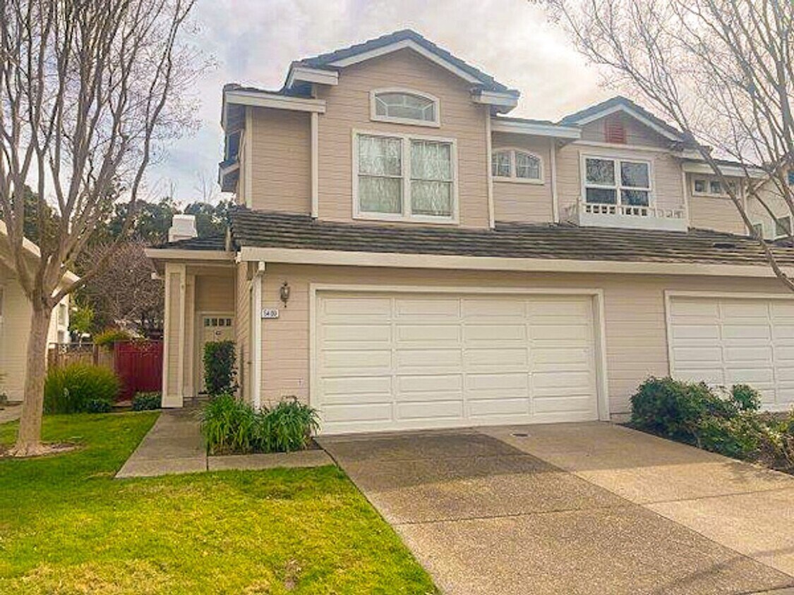 Primary Photo - Stylish and comfortable 2 bedroom 2.5 bath...