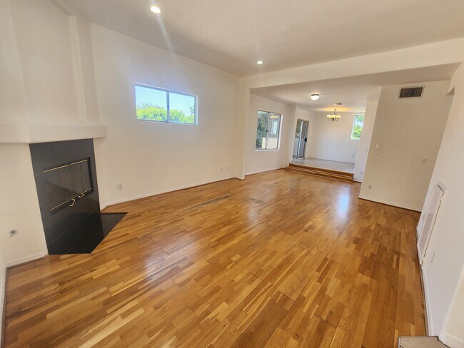 Foto del edificio - 7020 Lennox Ave