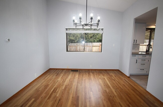 Foto del edificio - FULLY RENOVATED 3 BED, 2 BATH BELLEVUE HOM...