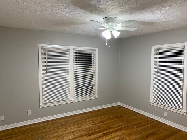 Foto del edificio - 1805 Brook Hollow Dr