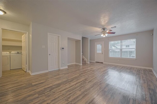 Foto del edificio - 5009 Willow Point Dr