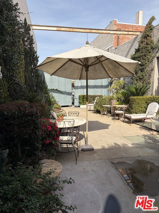 Building Photo - 2252 W Washington Blvd