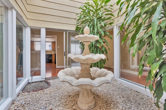 Foto del edificio - 13818 Clark Towne Ln