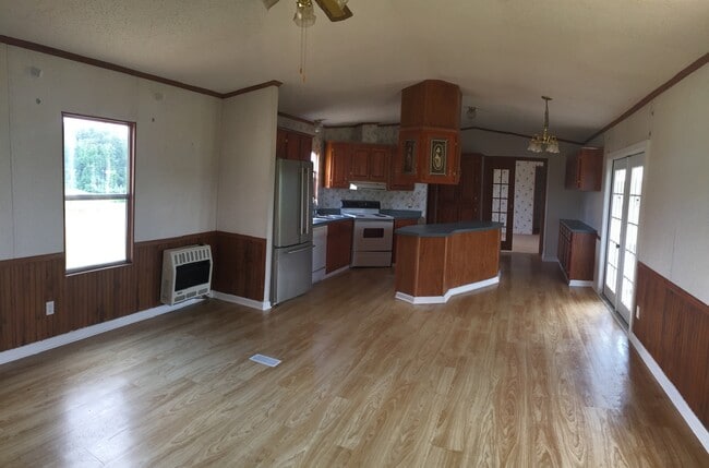 Building Photo - 3 BDR / 2BA Newly Renovated