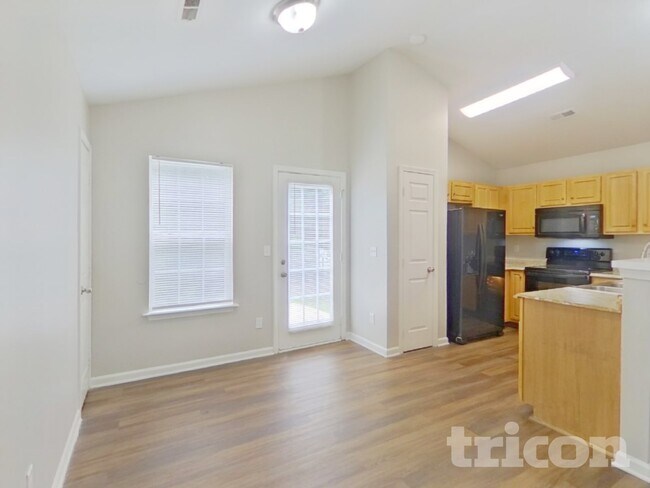 Foto del edificio - 842 Lakehill Rd