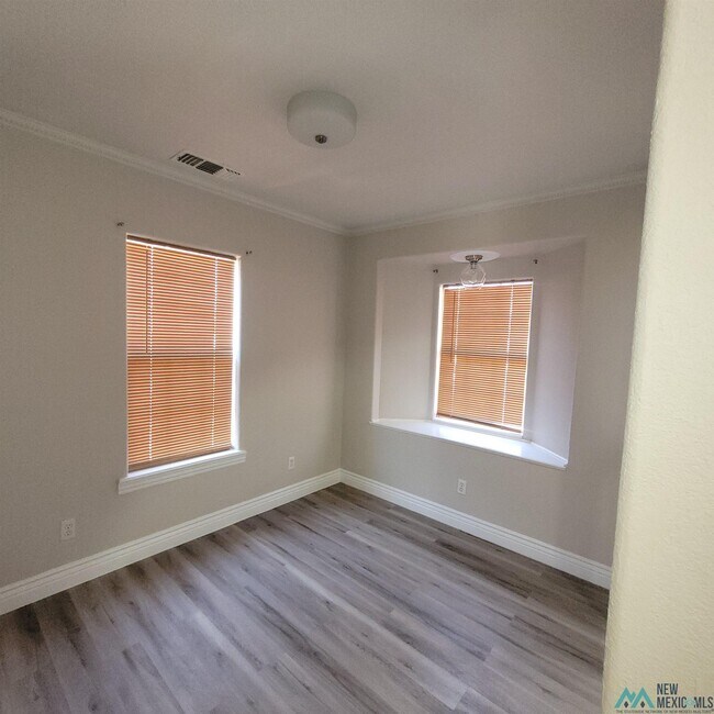 Building Photo - 1203 W Chisum Ave