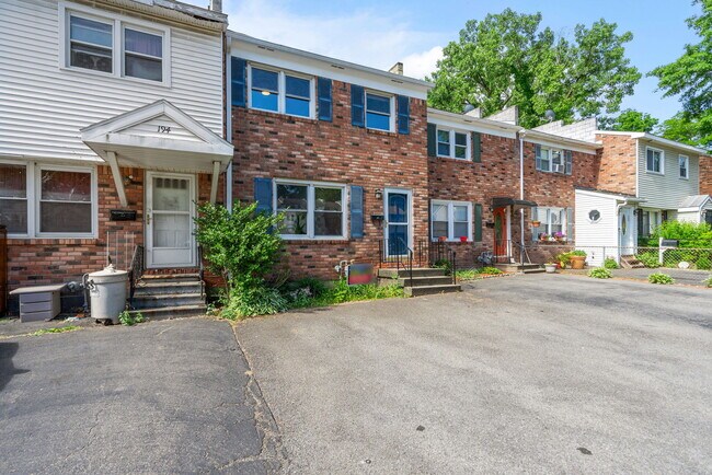 Foto del edificio - 196 Mount Hope Dr
