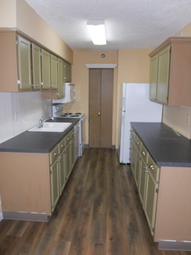 Kitchen - 927 Emery Rd