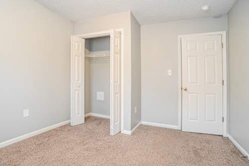 Foto del edificio - 515 Meadowbrook Dr