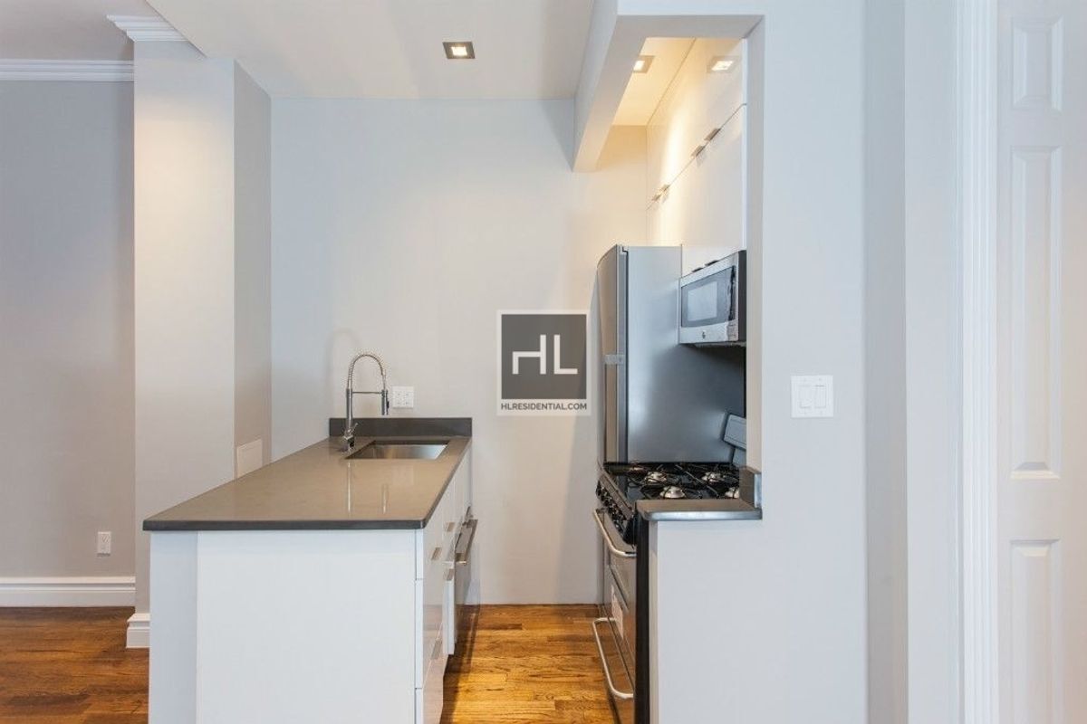 Building Photo - Mott Street