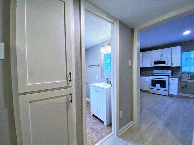 Foto del edificio - 1702 Studewood St