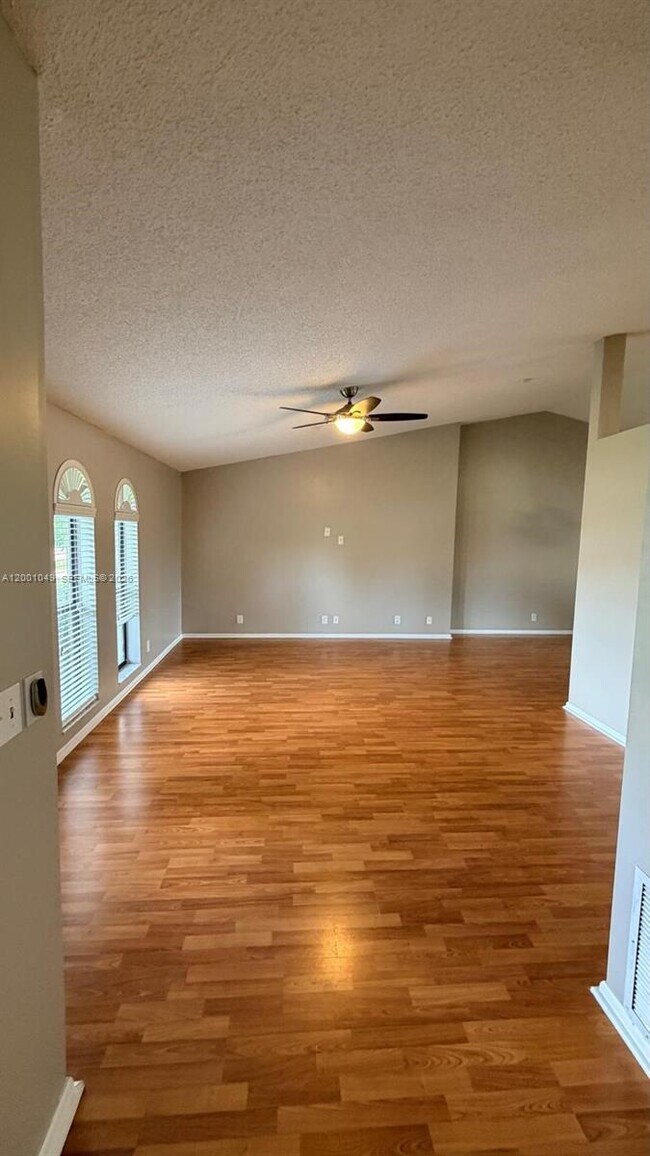 Foto del edificio - 11540 NW 27th Ct