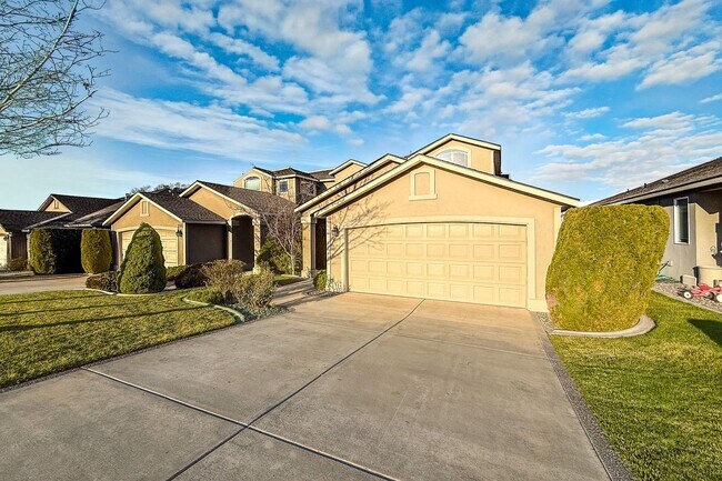 Foto del edificio - Beautiful 4-Bedroom Townhome in South Richland