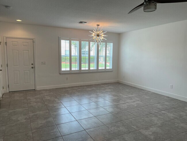 Building Photo - Stunning 3 bedroom, 2 and half bath townho...