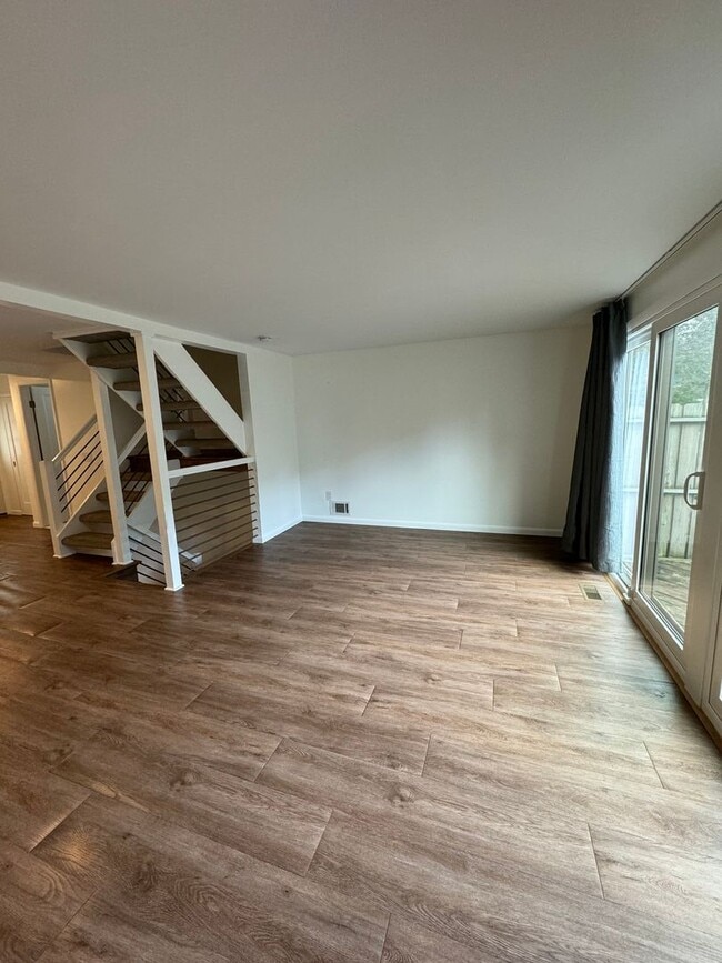 Building Photo - Newly Renovated Two Bedroom Townhouse, Hon...